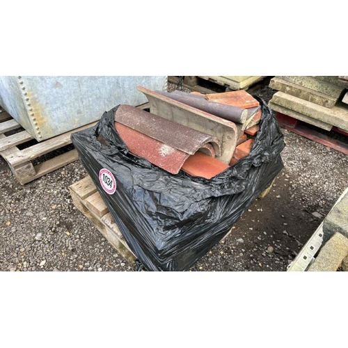 1034 - A SMALL PALLET OF MIXED ROOF TILES AND MINIATURE BRICKS, INCL. HANDMADE PEGS / ALL LOTS ARE LOCATED ... 