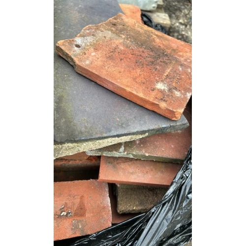1034 - A SMALL PALLET OF MIXED ROOF TILES AND MINIATURE BRICKS, INCL. HANDMADE PEGS / ALL LOTS ARE LOCATED ... 
