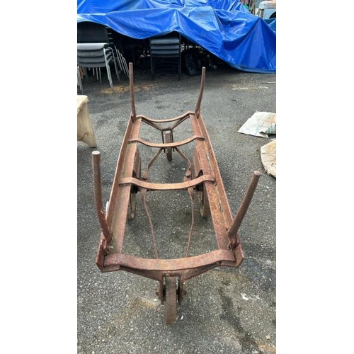 1053 - A VINTAGE CAST IRON KEG TRANSPORTER, OVERALL HEIGHT 100CM (H) X 160CM (L) X 60CM (W) / ALL LOTS ARE ... 