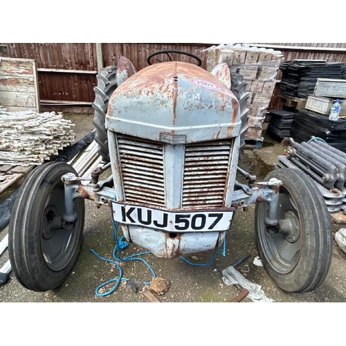 1067 - A MASSEY FERGUSON TRACTOR, SERIAL NO: TED348034, FOR REFURBISHMENT, WITHOUT KEY / ALL LOTS ARE LOCAT... 