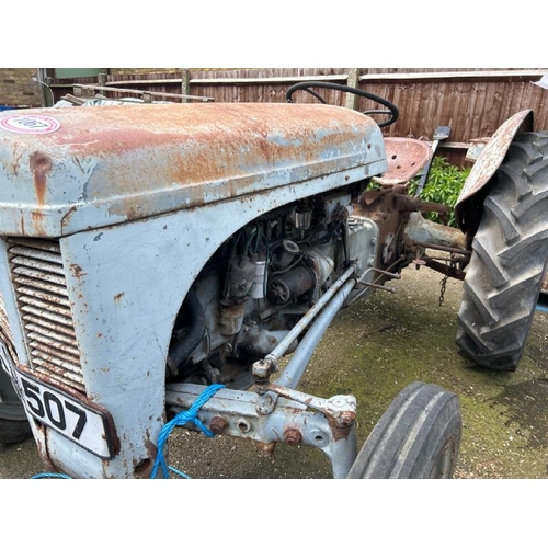 1067 - A MASSEY FERGUSON TRACTOR, SERIAL NO: TED348034, FOR REFURBISHMENT, WITHOUT KEY / ALL LOTS ARE LOCAT... 