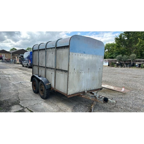 1068 - ENCLOSED TWIN AXLE LIVESTOCK TRAILER, 10FT X 5FT / ALL LOTS ARE LOCATED IN SL0 9LG, REGRETFULLY WE D... 