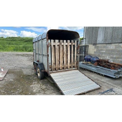 1068 - ENCLOSED TWIN AXLE LIVESTOCK TRAILER, 10FT X 5FT / ALL LOTS ARE LOCATED IN SL0 9LG, REGRETFULLY WE D... 