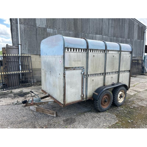 1068 - ENCLOSED TWIN AXLE LIVESTOCK TRAILER, 10FT X 5FT / ALL LOTS ARE LOCATED IN SL0 9LG, REGRETFULLY WE D... 