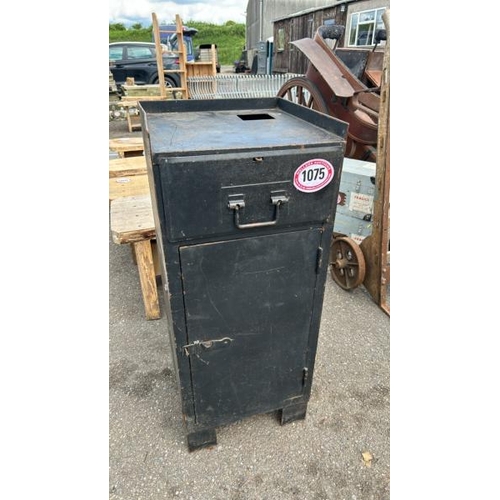 1075 - A VINTAGE METAL STORAGE CABINET, 110CM (H) X 46CM (W) X 46CM (D) / ALL LOTS ARE LOCATED IN SL0 9LG, ... 