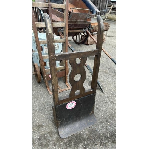 1076 - A VINTAGE SACK BARROW WITH CAST IRON WHEELS AND AXLE, 106CM (H) / ALL LOTS ARE LOCATED IN SL0 9LG, R... 