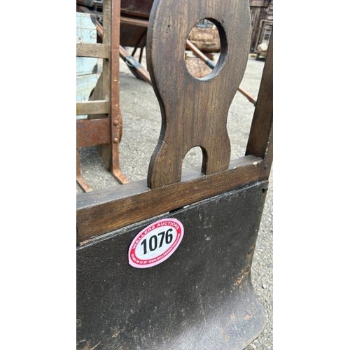 1076 - A VINTAGE SACK BARROW WITH CAST IRON WHEELS AND AXLE, 106CM (H) / ALL LOTS ARE LOCATED IN SL0 9LG, R... 