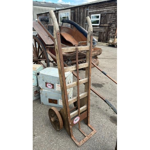 1077 - A VINTAGE SLINGSBY TRUCKS SACK BARROW WITH CAST IRON WHEELS AND AXLE, 142CM (H) / ALL LOTS ARE LOCAT... 