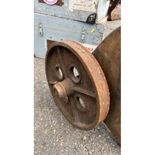 1077 - A VINTAGE SLINGSBY TRUCKS SACK BARROW WITH CAST IRON WHEELS AND AXLE, 142CM (H) / ALL LOTS ARE LOCAT... 