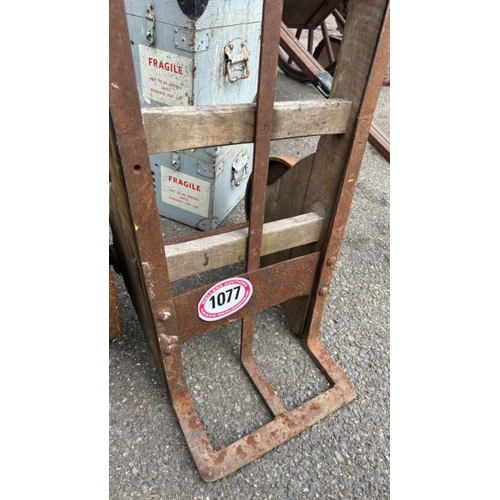 1077 - A VINTAGE SLINGSBY TRUCKS SACK BARROW WITH CAST IRON WHEELS AND AXLE, 142CM (H) / ALL LOTS ARE LOCAT... 