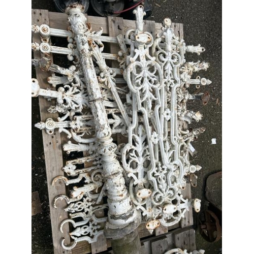 1096 - A LARGE QUANTITY OF VICTORIAN CAST IRON BALLUSTRADE SPINDLES, VARIOUS LENGTHS, EACH AROUND 90CM (L) ... 