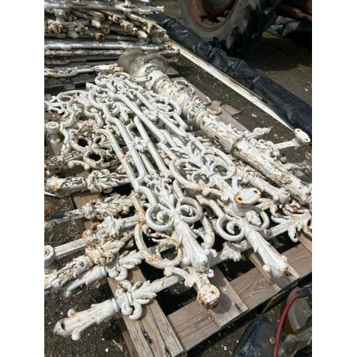 1096 - A LARGE QUANTITY OF VICTORIAN CAST IRON BALLUSTRADE SPINDLES, VARIOUS LENGTHS, EACH AROUND 90CM (L) ... 