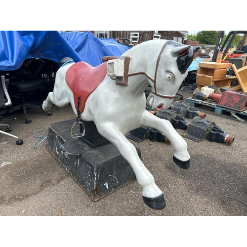 1099 - ELECTRIC RIDE ON HORSE / ALL LOTS ARE LOCATED IN SL0 9LG, REGRETFULLY WE DO NOT OFFER SHIPPING, BUYE... 