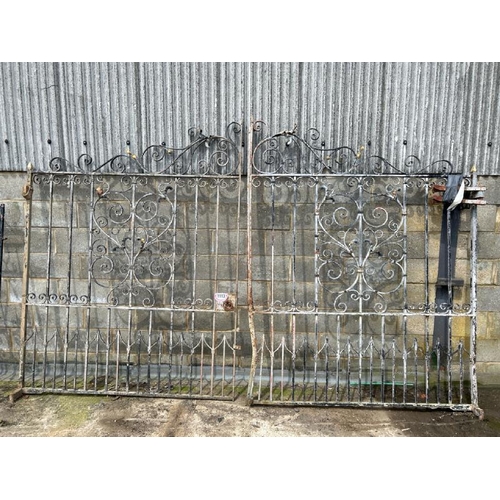 1113 - A PAIR OF IMPRESSIVE ORNATE PARK OR DRIVEWAY GATES, EACH SECTION 227CM (H) X 175CM (W) / ALL LOTS AR... 