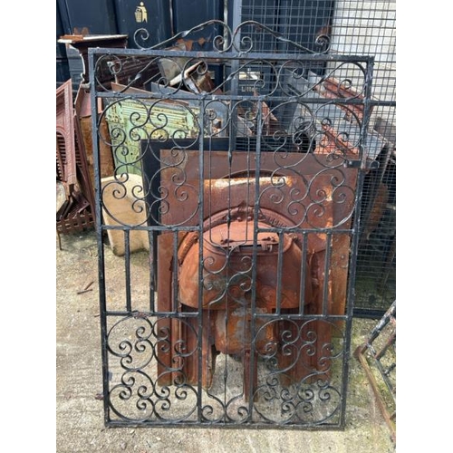 1115 - A SINGLE WROUGHT IRON GARDEN GATE, 148CM (H) X 94CM (W) / ALL LOTS ARE LOCATED IN SL0 9LG, REGRETFUL... 