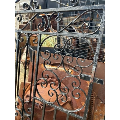 1115 - A SINGLE WROUGHT IRON GARDEN GATE, 148CM (H) X 94CM (W) / ALL LOTS ARE LOCATED IN SL0 9LG, REGRETFUL... 