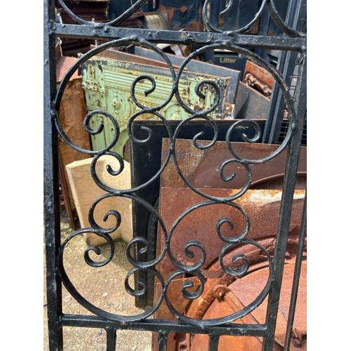 1115 - A SINGLE WROUGHT IRON GARDEN GATE, 148CM (H) X 94CM (W) / ALL LOTS ARE LOCATED IN SL0 9LG, REGRETFUL... 