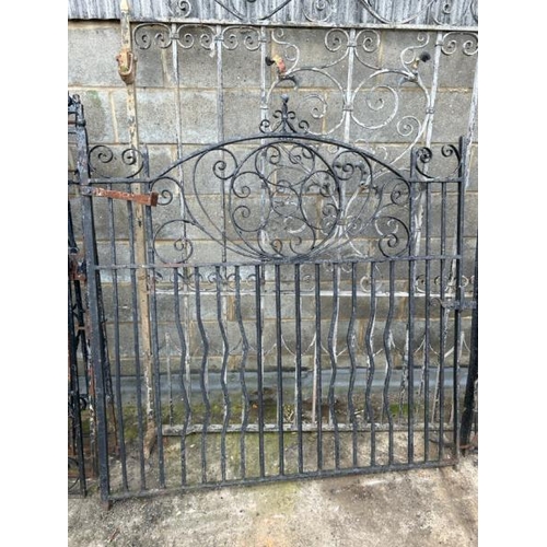 1116 - A PAIR OF ORNATE DRIVEWAY GATES, 159CM (H) X 152.5CM (W) / ALL LOTS ARE LOCATED IN SL0 9LG, REGRETFU... 