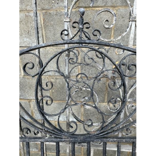 1116 - A PAIR OF ORNATE DRIVEWAY GATES, 159CM (H) X 152.5CM (W) / ALL LOTS ARE LOCATED IN SL0 9LG, REGRETFU... 