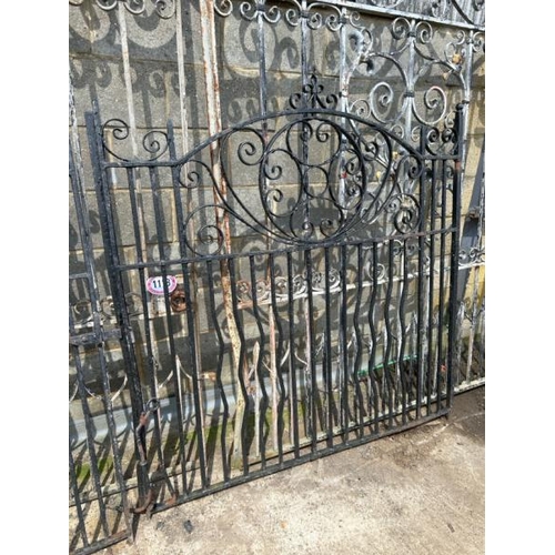 1116 - A PAIR OF ORNATE DRIVEWAY GATES, 159CM (H) X 152.5CM (W) / ALL LOTS ARE LOCATED IN SL0 9LG, REGRETFU... 