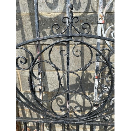 1116 - A PAIR OF ORNATE DRIVEWAY GATES, 159CM (H) X 152.5CM (W) / ALL LOTS ARE LOCATED IN SL0 9LG, REGRETFU... 