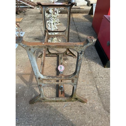 1129 - A CAST IRON SEWING MACHINE BASE, 74CM (H) X 75CM (W) X 59CM (D) / ALL LOTS ARE LOCATED IN SL0 9LG, R... 