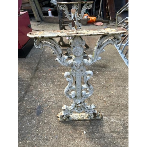 1130 - AN ORNATE CAST IRON TABLE BASE, 65CM (H) X 105CM (W) X 40CM (D) / ALL LOTS ARE LOCATED IN SL0 9LG, R... 