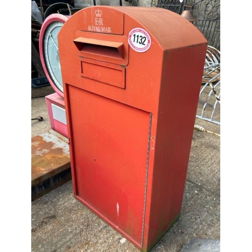 1132 - AN ORIGINAL ELIZABETH II ROYAL MAIL POST BOX, WITHOUT KEY, 121CM (H) X 65CM (W) X 35CM (D) / ALL LOT... 