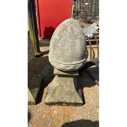 1141 - A PAIR OF RECONSTITUTED STONE FINIALS ON PLINTH, 60CM (H) / ALL LOTS ARE LOCATED IN SL0 9LG, REGRETF... 