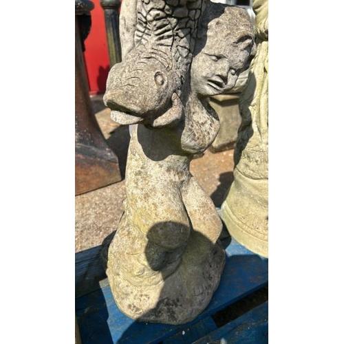 1145 - A RECONSTITUTED STONE CHERUB AND COY FISH BIRD BATH BASE, 62CM (H) / ALL LOTS ARE LOCATED IN SL0 9LG... 