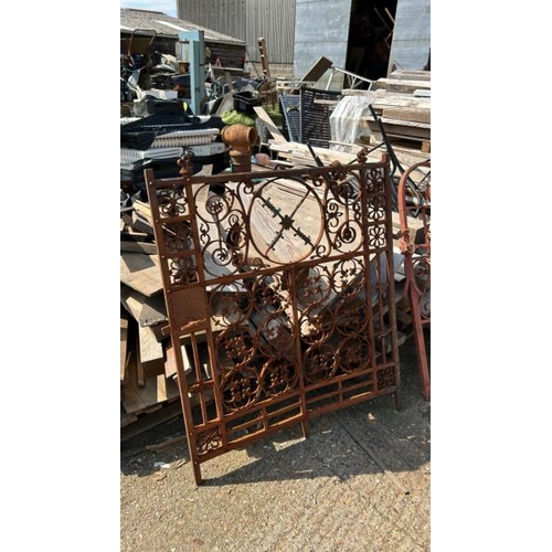 1157 - AN ORNATE SINGLE GATE, 120CM (H) X 103CM (W) / ALL LOTS ARE LOCATED IN SL0 9LG, REGRETFULLY WE DO NO... 