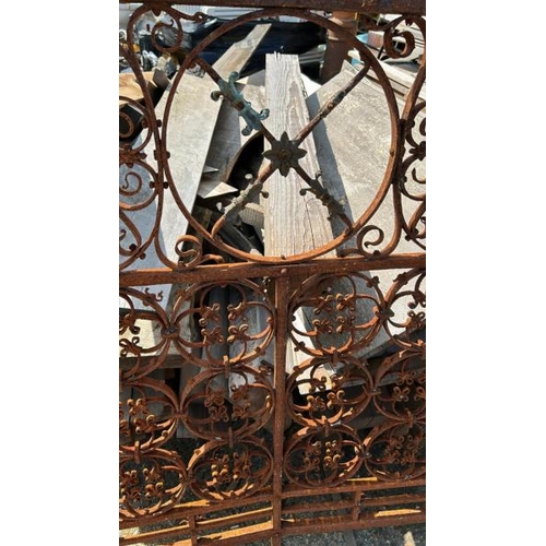 1157 - AN ORNATE SINGLE GATE, 120CM (H) X 103CM (W) / ALL LOTS ARE LOCATED IN SL0 9LG, REGRETFULLY WE DO NO... 