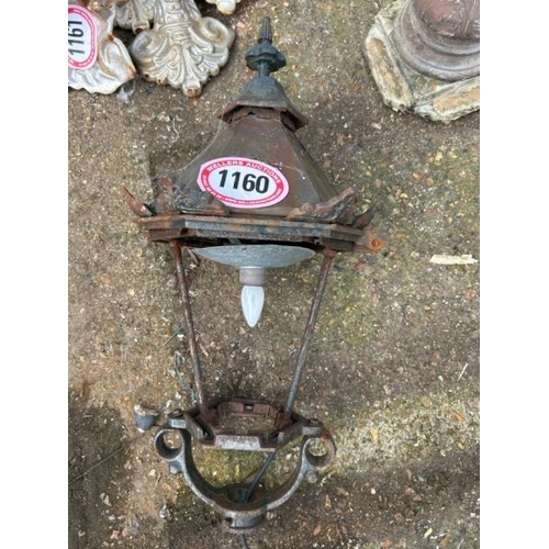 1160 - A METAL LAMP POST LIGHT, CONVERTED TO ELECTRIC, 70CM (H) / ALL LOTS ARE LOCATED IN SL0 9LG, REGRETFU... 