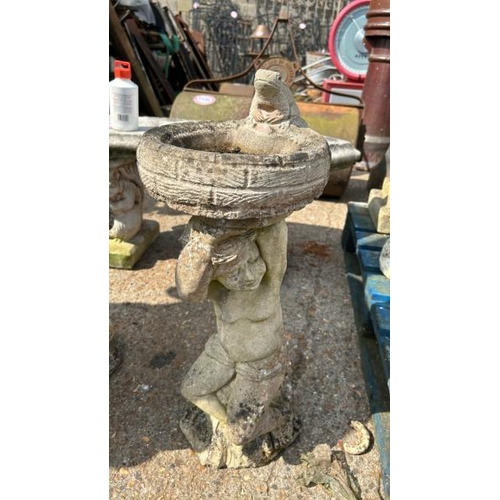 1172 - A RECONSTITUTED STONE BIRDBATH, DEPICTING A CHERUB AND FROG, 64CM (H) / ALL LOTS ARE LOCATED IN SL0 ... 