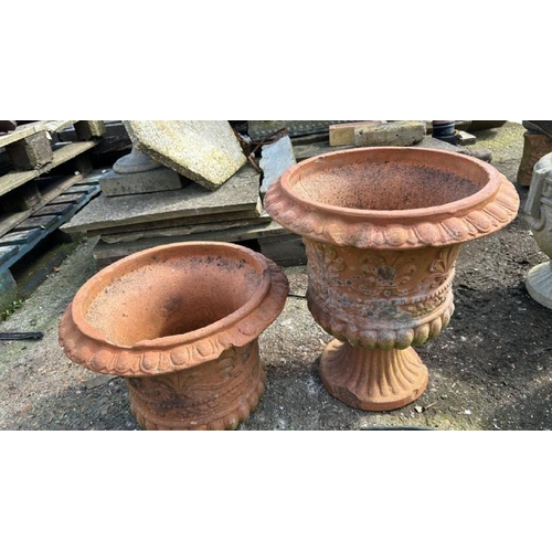 1174 - A PAIR OF TERRACOTTA URNS, ONE WITHOUT BASE, 45CM (H) / ALL LOTS ARE LOCATED IN SL0 9LG, REGRETFULLY... 