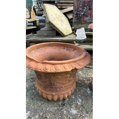 1174 - A PAIR OF TERRACOTTA URNS, ONE WITHOUT BASE, 45CM (H) / ALL LOTS ARE LOCATED IN SL0 9LG, REGRETFULLY... 