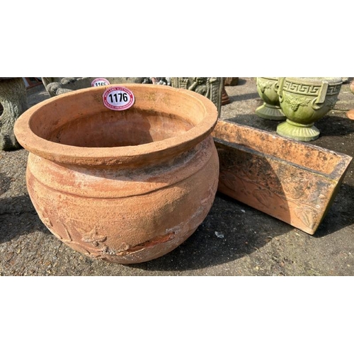 1176 - A LARGE TERRACOTTA POT AND TROUGH, POT 40CM (H) / ALL LOTS ARE LOCATED IN SL0 9LG, REGRETFULLY WE DO... 