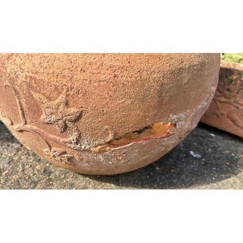 1176 - A LARGE TERRACOTTA POT AND TROUGH, POT 40CM (H) / ALL LOTS ARE LOCATED IN SL0 9LG, REGRETFULLY WE DO... 