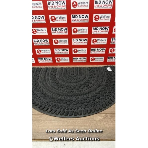 4087 - APACHE MILLS HALF MOON OUTDOOR MAT / APPEARS NEW / C36