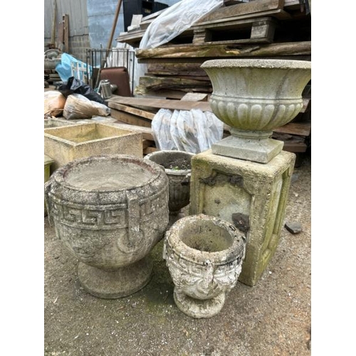 1177 - THREE RECONSTITUTED STONE URNS, A PLINTH AND ONE FIBREGLASS URN, LARGEST 38CM (H) / ALL LOTS ARE LOC... 