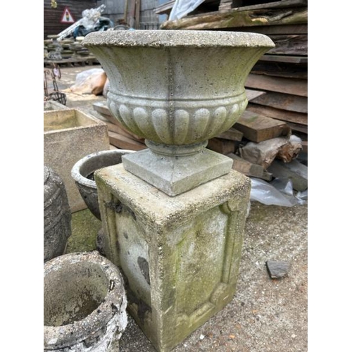 1177 - THREE RECONSTITUTED STONE URNS, A PLINTH AND ONE FIBREGLASS URN, LARGEST 38CM (H) / ALL LOTS ARE LOC... 