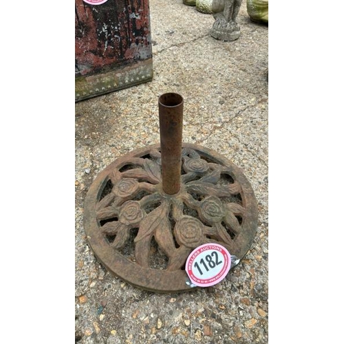 1182 - AN OLD CAST IRON UMBRELLA BASE, 45CM (D) / ALL LOTS ARE LOCATED IN SL0 9LG, REGRETFULLY WE DO NOT OF... 