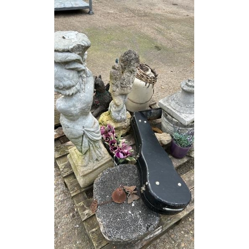 1183 - A PALLET OF ASSORTED STONEWARE INCL. BIRDBATH AND FOUNTAIN BASES, PLANTERS, ORNAMENTS ETC. / ALL LOT... 