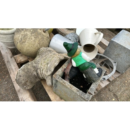 1185 - A PALLET OF ASSORTED STONEWARE AND GARDEN ORNAMENTS INCL. BALL TOPS, ORNAMENTS AND A CERAMIC BEDPAN ... 