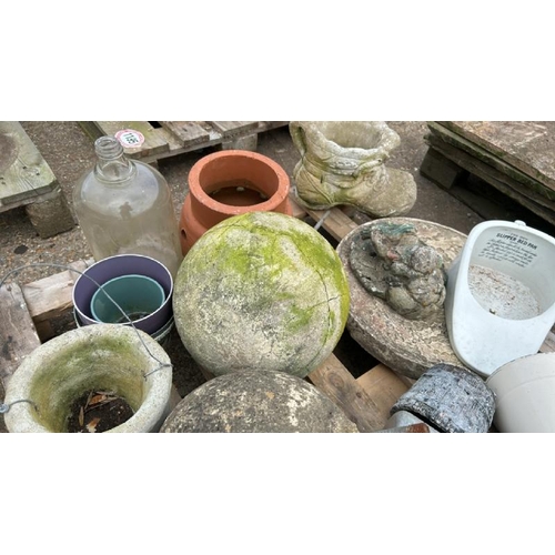 1185 - A PALLET OF ASSORTED STONEWARE AND GARDEN ORNAMENTS INCL. BALL TOPS, ORNAMENTS AND A CERAMIC BEDPAN ... 