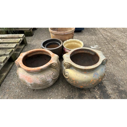 1198 - SIX ASSORTED TERRACOTTA, CERAMIC AND FIBREGLASS PLANTERS, LARGEST 33CM (H) X 38CM (DIA) / ALL LOTS A... 