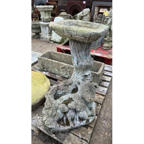 1219 - A RECONSTITUTED STONE DOG AND PUPPY FEATURE BIRDBATH, 60CM (H) / ALL LOTS ARE LOCATED IN SL0 9LG, RE... 