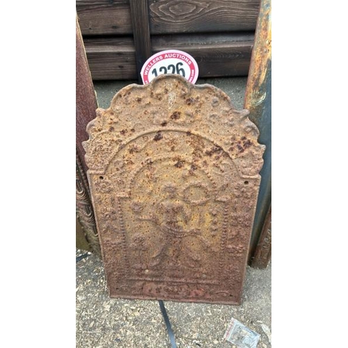 1226 - A CAST IRON FIRE BACK, 62CM (H) X 38CM (W) / ALL LOTS ARE LOCATED IN SL0 9LG, REGRETFULLY WE DO NOT ... 