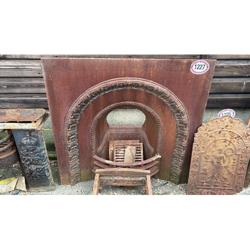 1227 - A CAST IRON FIRE SURROUND AND INSERT, WITH GRATE, 97CM (H) X 97CM (W) X 28CM (D) / ALL LOTS ARE LOCA... 