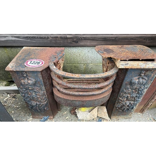 1228 - AN ORNATE CAST IRON FIRE GRATE, MISSING BACK, 54CM (H) X 83CM (W) X 27CM (D) / ALL LOTS ARE LOCATED ... 